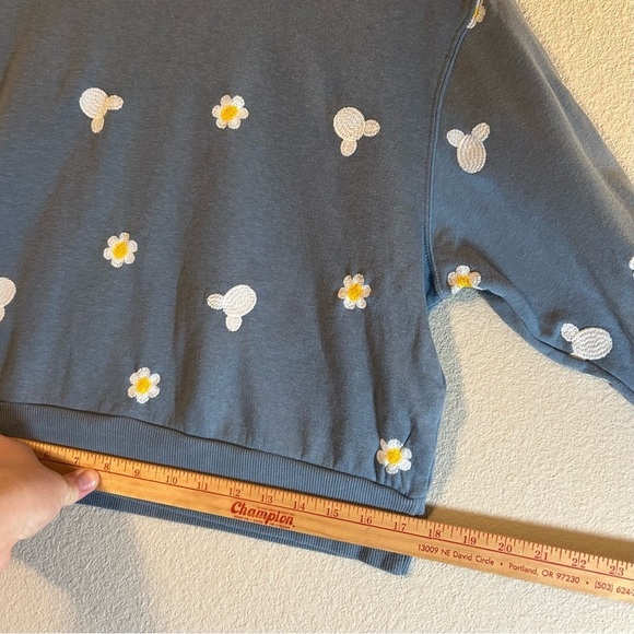 Women’s Size Medium Sweatshirt Blue Disney Theme Mickey Mouse Daisy Embroidered - Picture 9 of 16